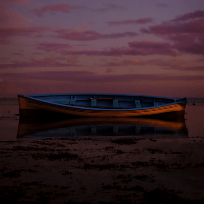 Photo d'art en haute qualité qui représente un bateau sur une plage de l'ile Maurice, qui aura vocation à être accrochée en décoration murale en grand format dans un salon.