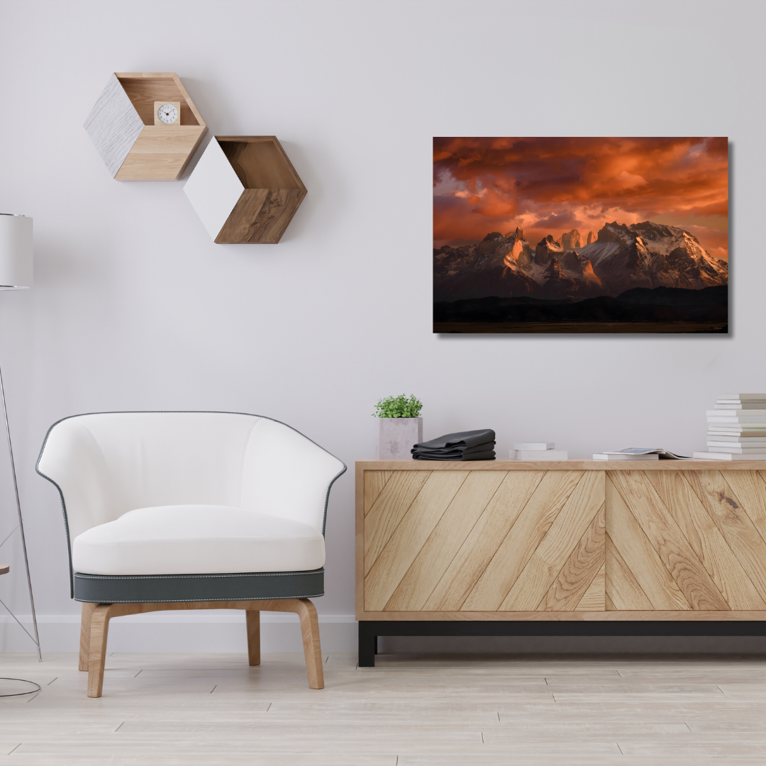 Photographie d'art en haute résolution mise en situation au-dessus d'un meuble en bois en 70x45 qui représente un paysage des montagnes torres del pain au Chili, qui aura vocation à être accrochée en décoration murale en grand format dans un salon.