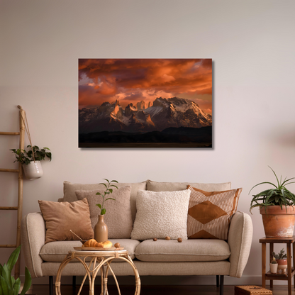 Photographie d'art en haute résolution mise en situation au-dessus d'un canapé confortable en 90x60 qui représente un paysage des montagnes torres del pain au Chili, qui aura vocation à être accrochée en décoration murale en grand format dans un salon.