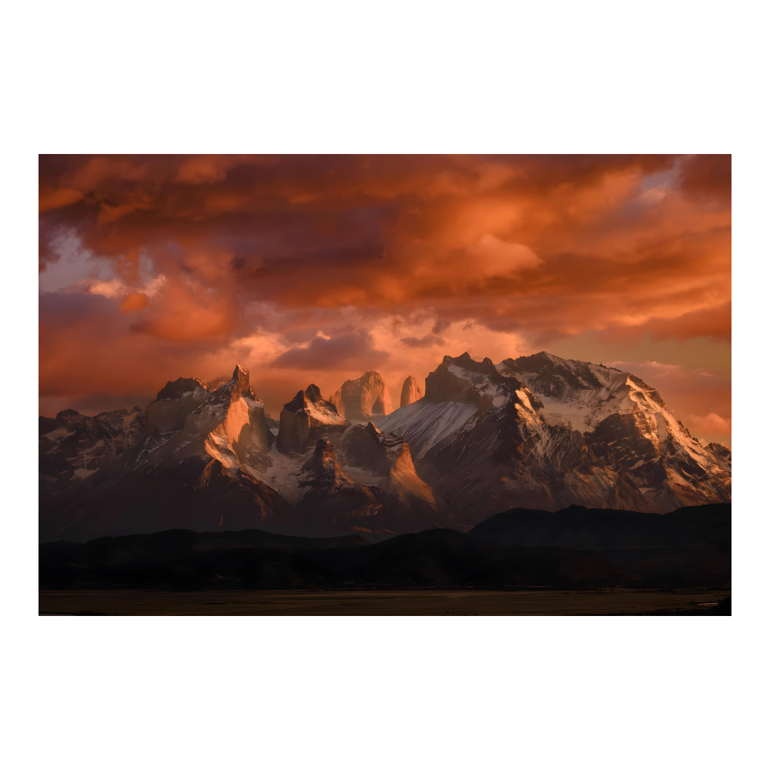 Photographie d'art en haute résolution qui représente un paysage des montagnes torres del pain au Chili, qui aura vocation à être accrochée en décoration murale en grand format dans un salon.