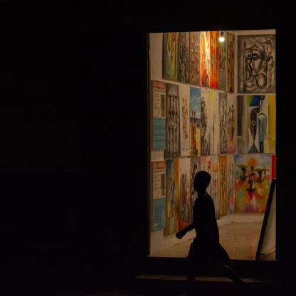 Photographie d'art en haute résolution qui représente une scène de vie d'un enfant marchant dans la rue au Cap Vert, qui aura vocation à être accrochée en décoration murale en grand format dans un salon.