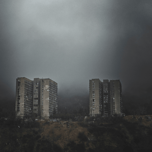 Photo d'art en haute qualité qui représente un paysage d'une ville abandonnée en Géorgie, qui aura vocation à être accrochée en décoration murale en grand format dans un salon.